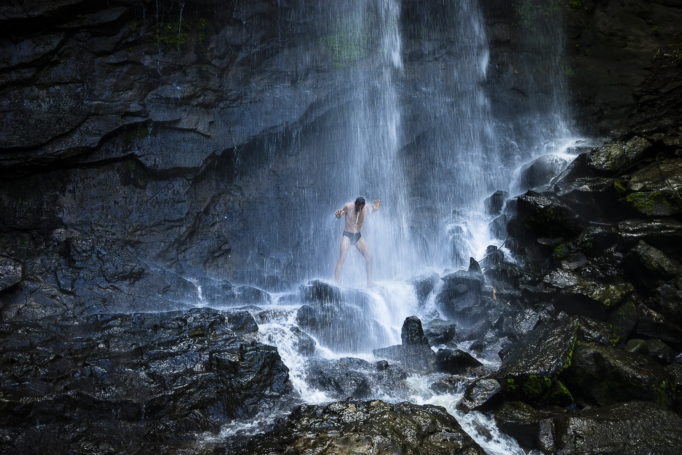 Antilles — silhouette dans la cascade en forêt